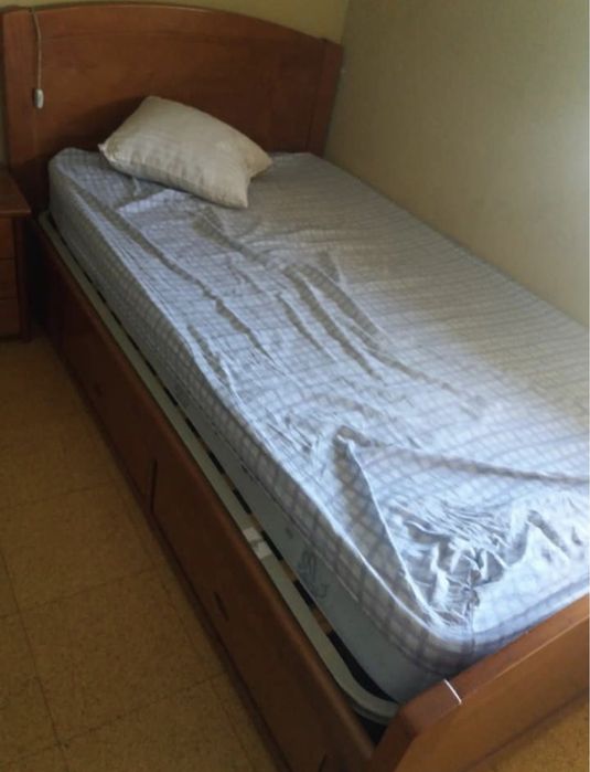 CAMA + ESTRADO + MESA de cabeceira