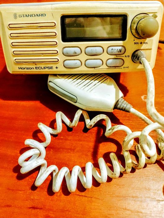 Морская-катерная радиостанция Standard Horizon Eclipse+.