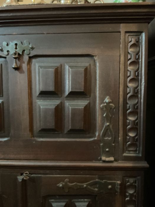 Móvel clássico em madeira garrafeira com portas