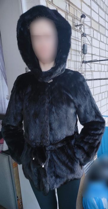 Норкова шуба чорного кольору