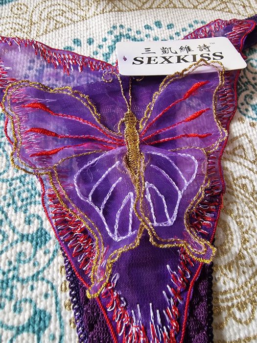 Seksowne koronkowe stringi z motylkiem.