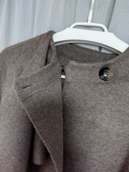 Dzianinowy krótki płaszczyk z peleryną Zara L-XL