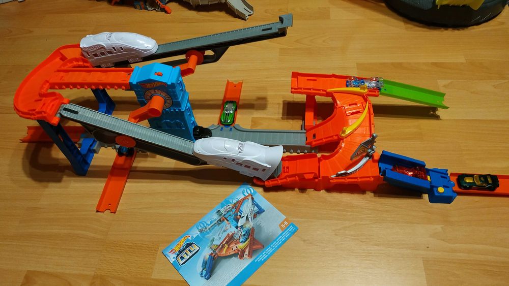Хот Вилс Трек Hot Wheels Гонки на железной дороге моторизированный