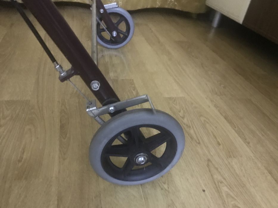 Ролатор (Ходунки на колесах для дорослих)