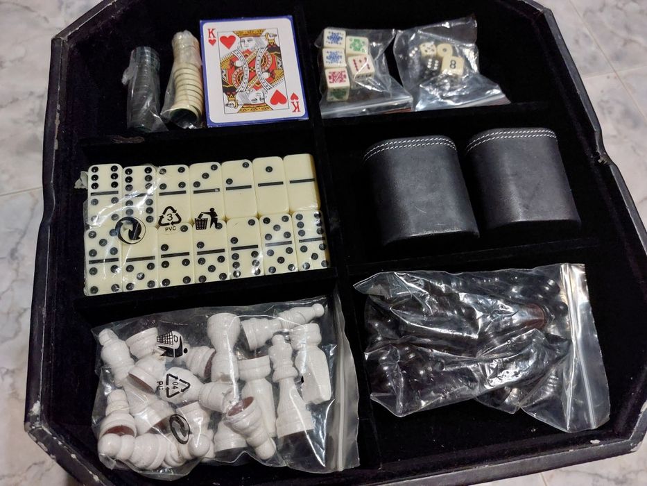Conjunto de 6 jogos em estojo de veludo 

- Damas
- Xadrez 
- Dom