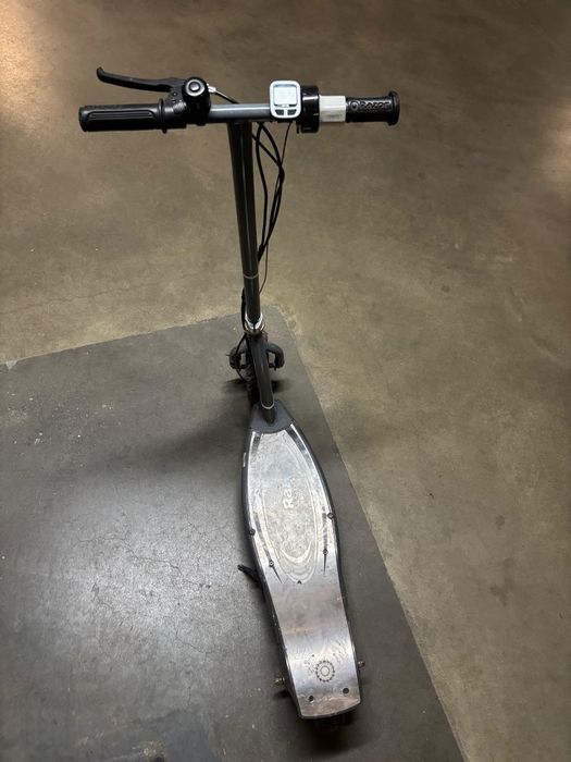 Hulajnogę elektryczną Razor E300s