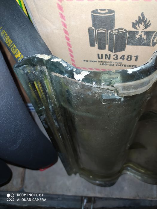 Telha de vidro só esta lascada onde encaixa uma na outra