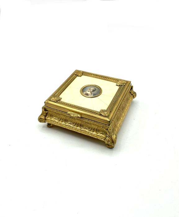 Caixa guarda joias antigo frances em material nobre