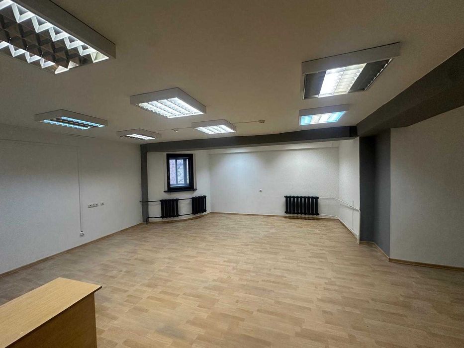 Оренда окремого нежитловго (офісного) приміщення 775 м.кв., Ризька,12