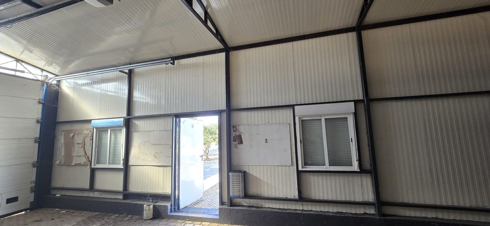 Vende se estrutura de folha sandwicheira com portão.