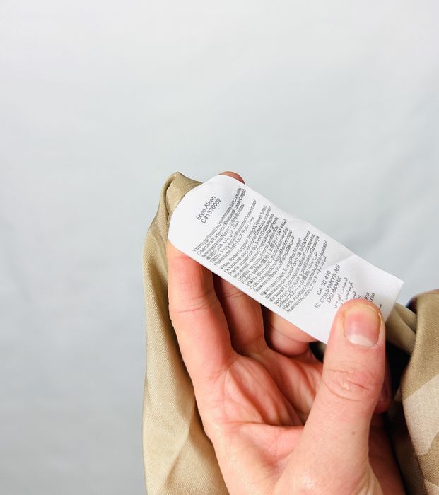 Beżowa sukienka z abstrakcyjnym wzorem S 36