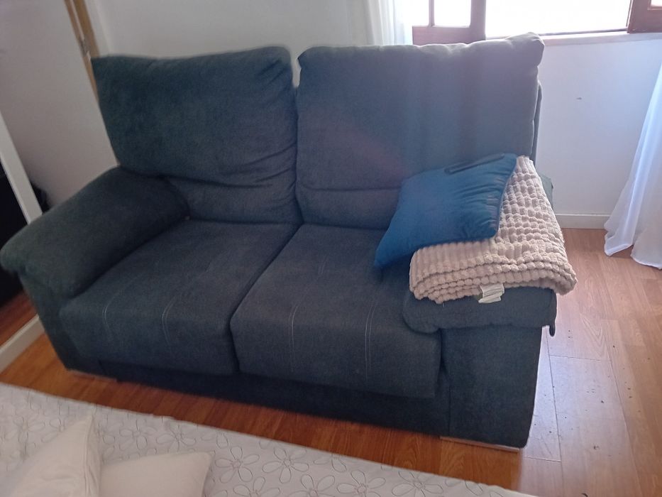 Vendo sofá de 2 lugares (180 €) e termoacumulador semi-novo (90 €).