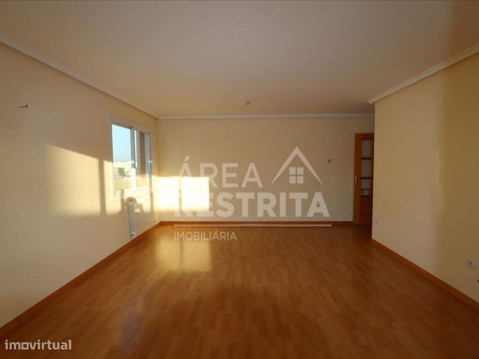 Apartamento T3 com Garagem e elevador — Alhos Vedros, Setúbal