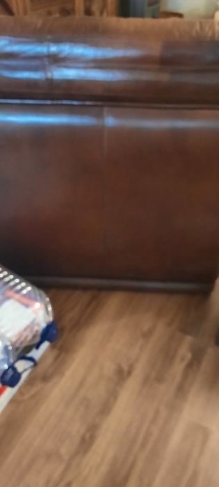 Sofá  de grande porte em pele genuína, muito estimado