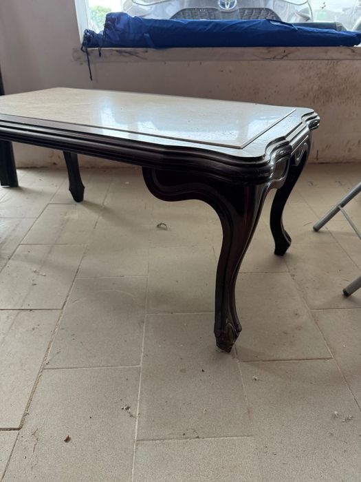 Mesa de Centro Antiga em Madeira Escura com Tampo em Mármore