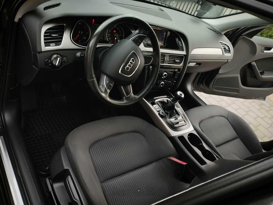 samochód audi a4 b8