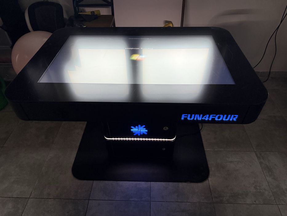 Stół multimedialny Fun4Four - automat do gier