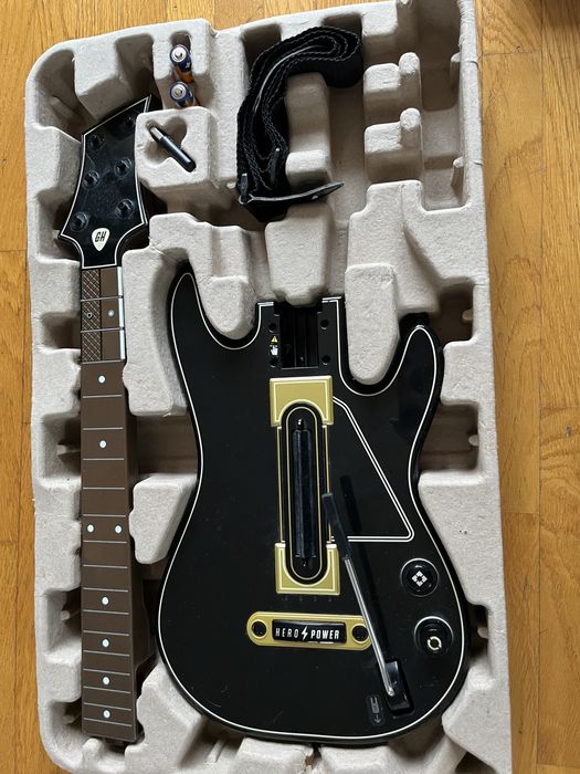 XBOX One S 1TB Gitara Guitar Hero plus gry