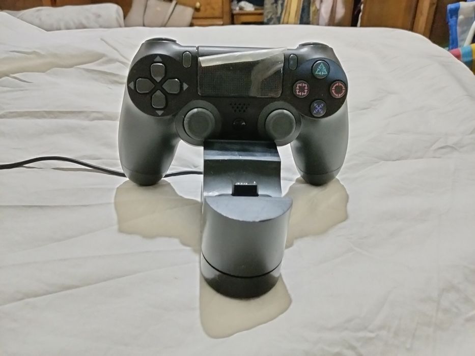Consola PlayStation 4 + 2 Comandos (1 Transparente Nacon) + Base de Carga Dupla Oficial