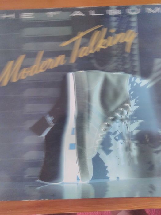 Singles e L.Pês  de vários artistas portugueses e estrangeiros