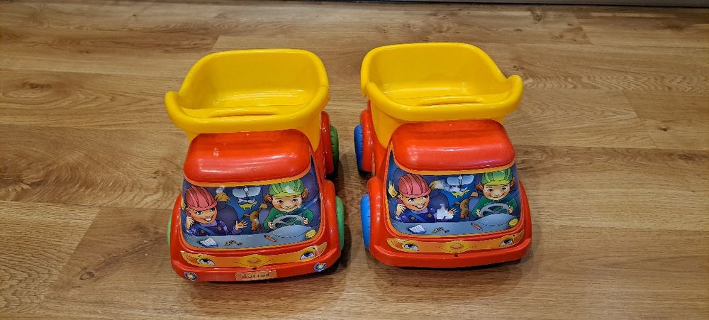 Dwa samochody ciężarówki do zabawy