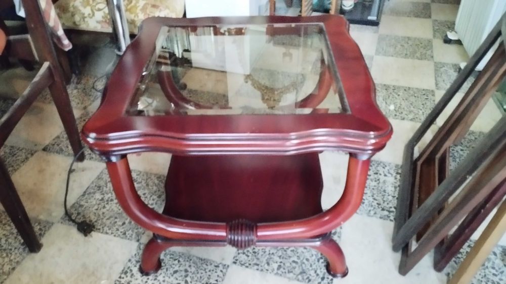 Mesa de centro em mogno com vidro biselado
