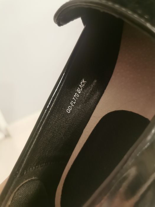 Półbuty na wysokiej podeszwie z koralikami