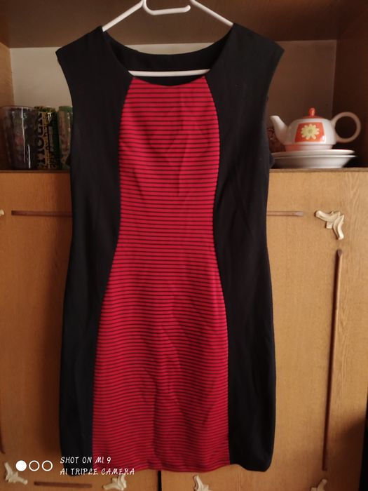 Sukienka czarna z czerwonym przodem