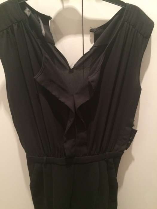 Macacão preto da Mango.