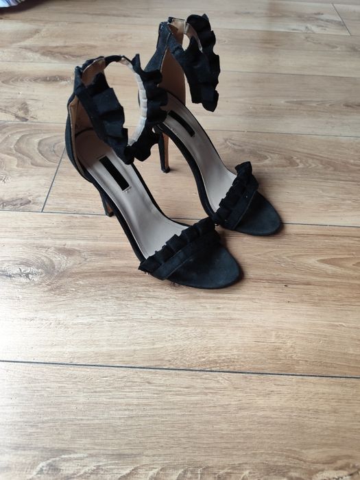 Śliczne szpilki z falbanami Quiz to rozmiar 39