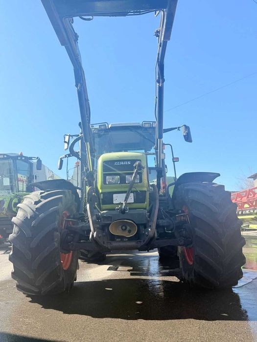Claas Ares 696  2005року з фронтальним навантажувачем.