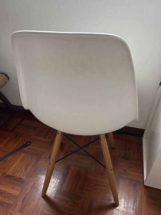 Cadeiras brancas e cinzas com pernas de madeira