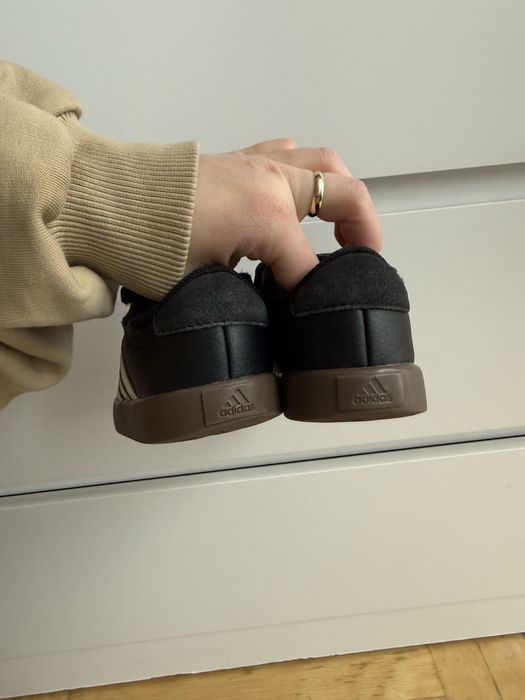 Czarne adidas court 26