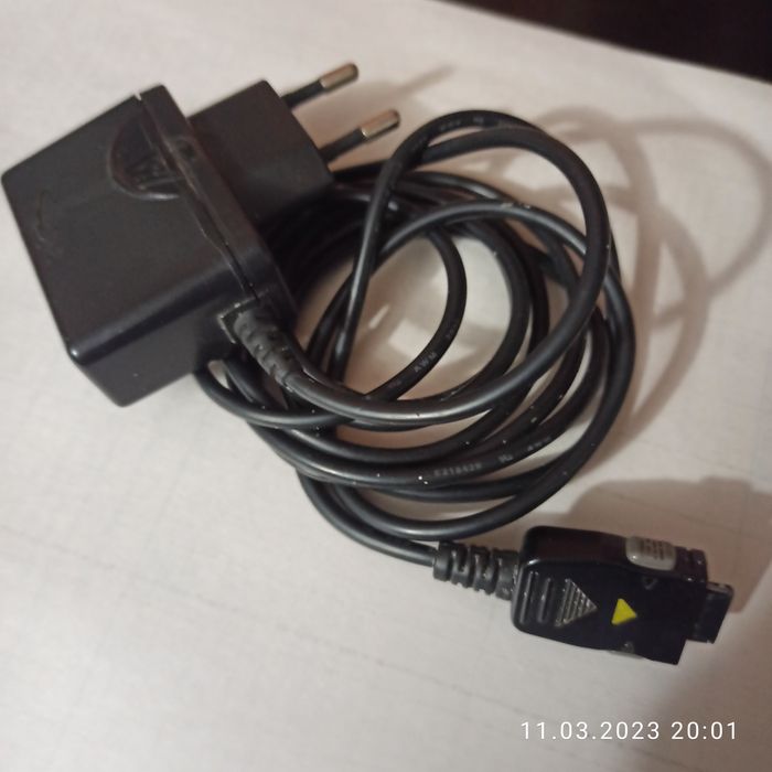 Зарядний пристрій до старого телефону.