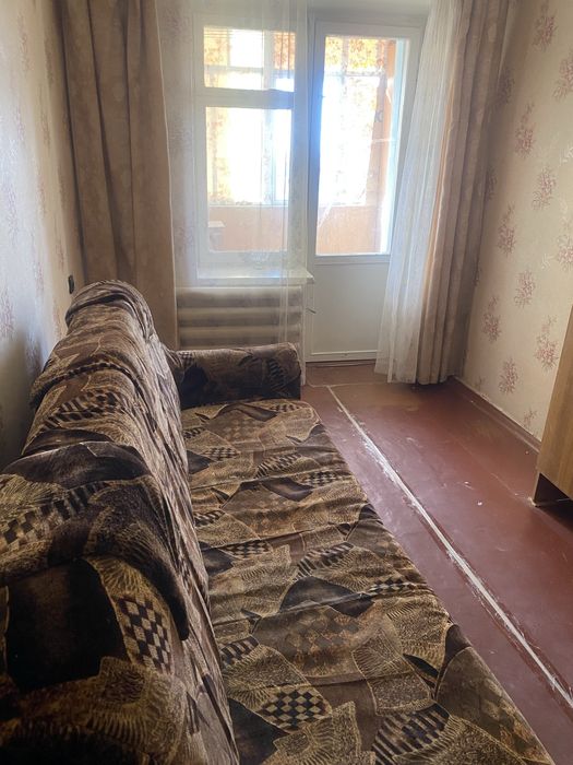 Продам 2-х кім.кв на 4-му районі .