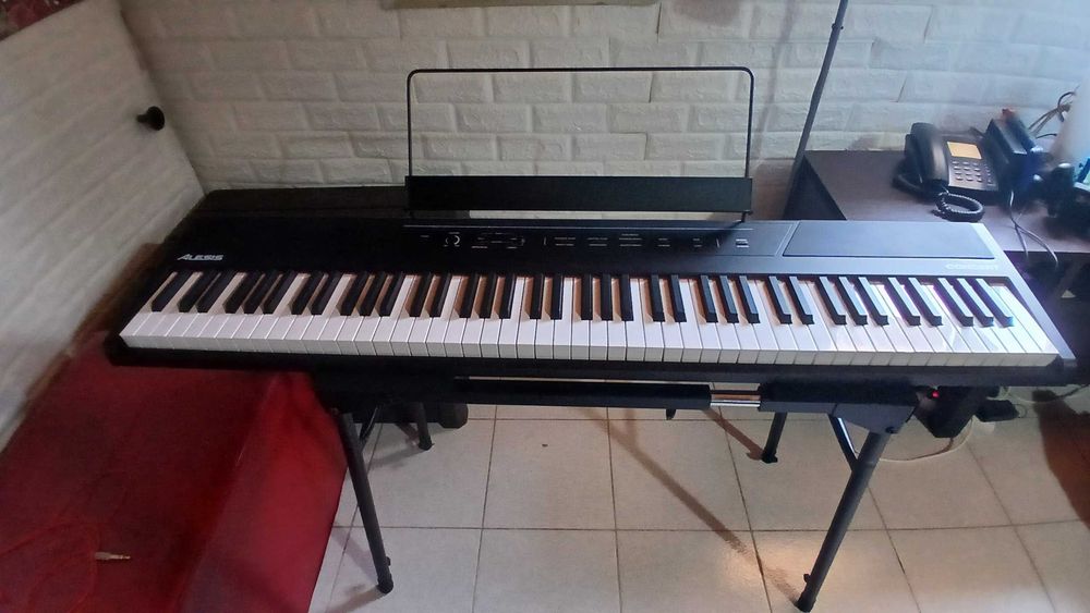 Piano ALESIS CONCERT 88 teclas e pedal