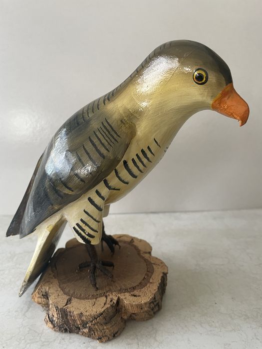 Águia com base em madeira