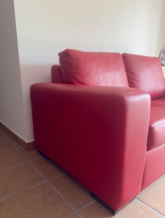 Sofá de pele de cor vermelho