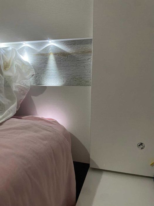 Quarto de casal (cama sommier + cabeceira + 2 mesinhas + cómoda)