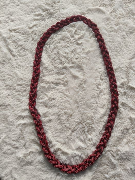 Colar vermelho comprido