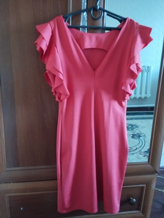 Плаття червоне з вирізом ззаду