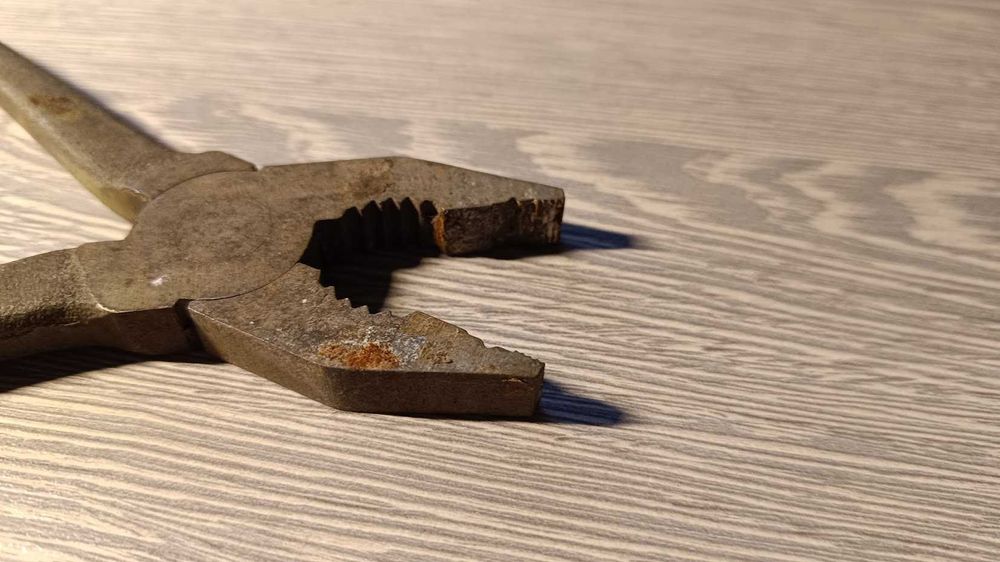 Продам плоскогубцы времен СССР