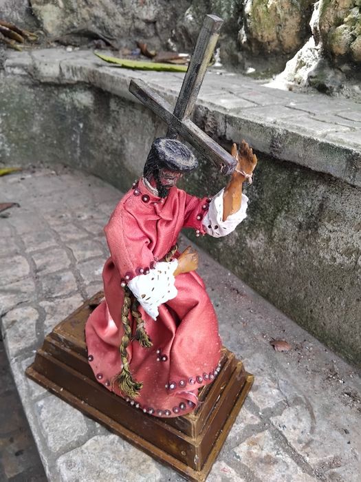 senhor dos passos em madeira policromado
