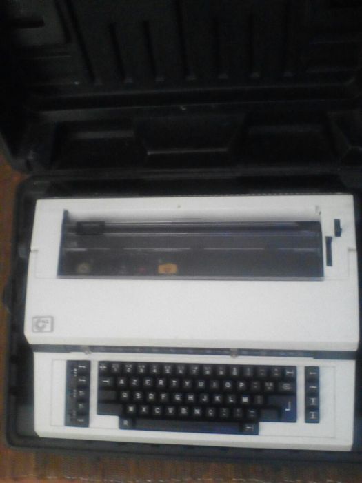 Maquina de escrever vintage impecável