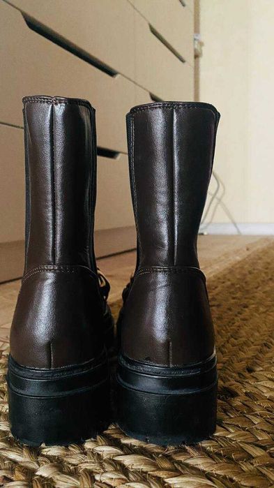 Челсі на масивній підошві з декоративним ланцюгом