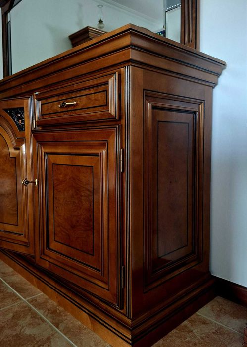 Aparador com Espelho em Madeira Maciça de Cerejeira – Estilo Clássico