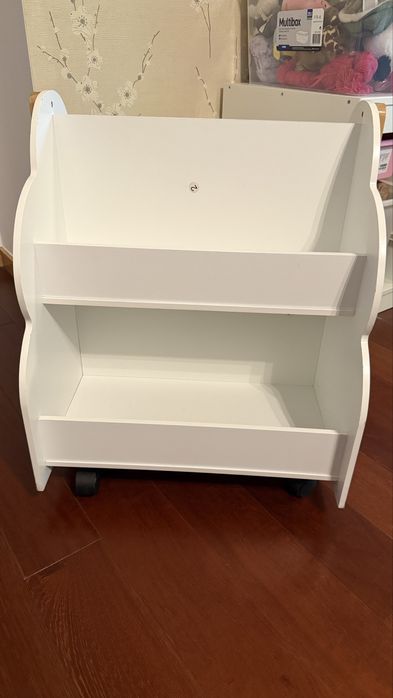 Estante para livros com rodinhas