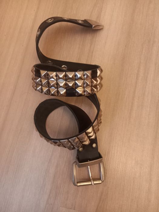 Skórzany pasek z ćwiekami