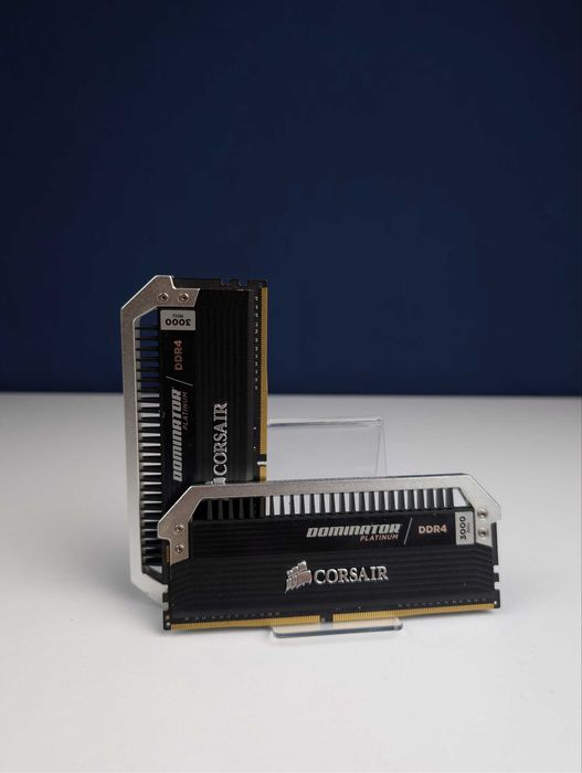 Corsair Dominator Platinum DDR4 32 (2x8) GB 3000 MHz 1.35 V CL 15