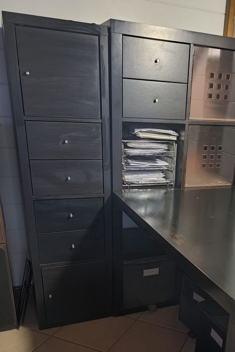 Bloco IKEA com gavetas e porta.